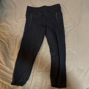 Cropped leggings under armour